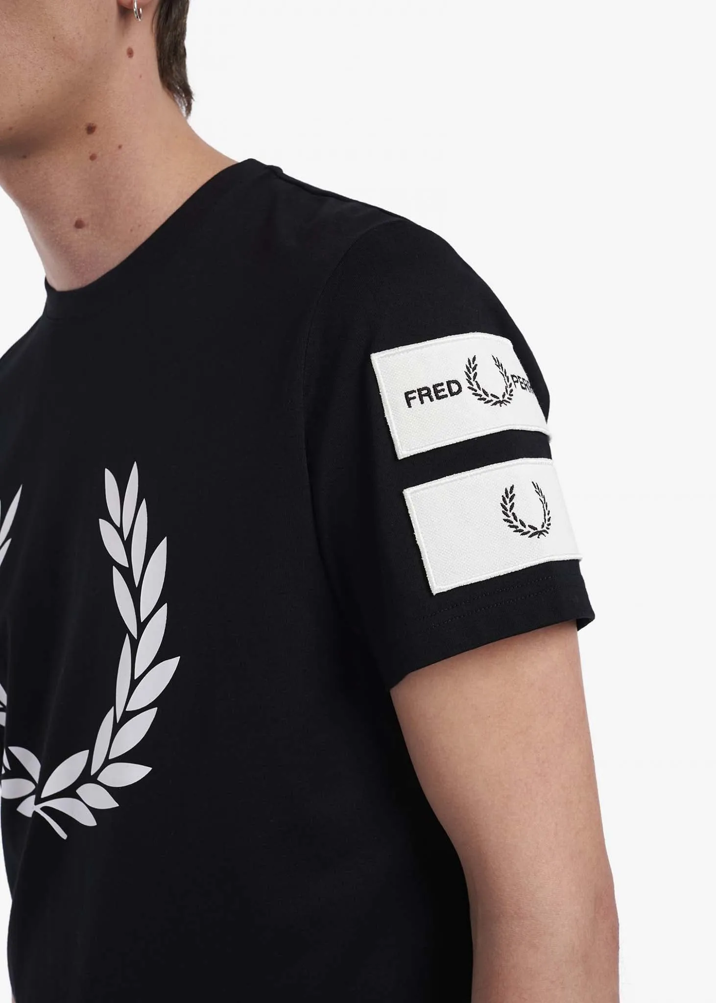 Badge detail t-shirt - black