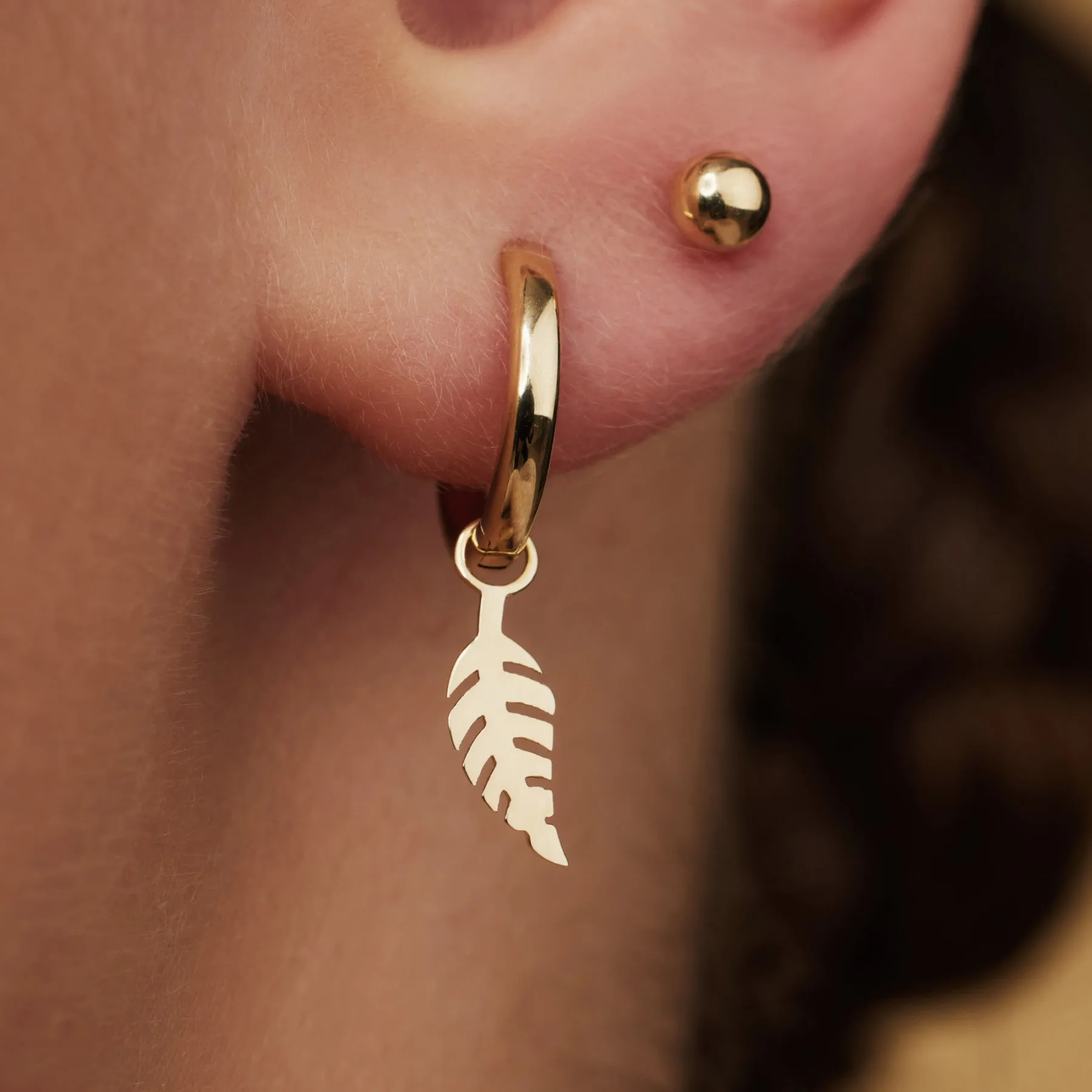 Cadeau d'Isabel 14 karat gold earring set with feather
